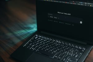 Laptop, auf dem die Suchmaske geöffnet ist